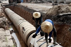 Công ty 319 thi công hệ thống thoát nước trên đường Ngô Gia Tự. (Ảnh: Bùi Tường/TTXVN)