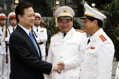 Thủ tướng Nguyễn Tấn Dũng với cán bộ, chiến sĩ Tổng cục Cảnh sát phòng chống tội phạm. (Ảnh: Đức Tám/TTXVN)