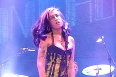 Amy Winehouse tại sân khấu Belgrade. (Ảnh: Internet)