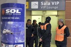 Người dân đợi tin tức về vụ máy bay rơi. (Ảnh: Reuters)