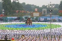 Xếp hình Tháp rùa trên Hồ Gươm ở Quảng trường Ba Đình. (Ảnh: Đinh Xuân Tuân/TTXVN)