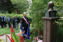 Đại diện Tòa thị chính thành phố Montreuil đặt hoa tưởng niệm trước tượng Bác trong công viên Montreau. (Ảnh: Trung Dũng-Paris/Vietnam+)