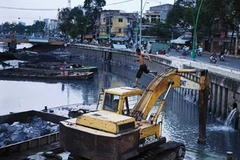 Nạo vét lòng kênh, một hoạt động trong dự án cải tạo vệ sinh môi trường kênh Nhiêu Lộc-Thị Nghè. (Ảnh: SGGT)
