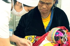 Tiêm phòng vắcxin cho trẻ sơ sinh. (Ảnh: Dương Ngọc/TTXVN)