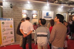 Gian hàng của Khang Minh thu hút khách tham quan. (Ảnh: Thu Hằng/Vietnam+)