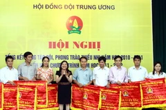 Các đơn vị được nhận Cờ đơn vị thi đua xuất sắc. (Ảnh: Đình Trân/TTXVN) 