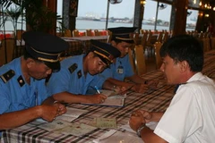 Thanh tra giao thông và Cảnh sát giao thông đường thủy kiểm tra tại tàu nhà hàng Tàu bến nghé tối 24/5. (Ảnh: Hoàng Tuấn/Vietnam+)