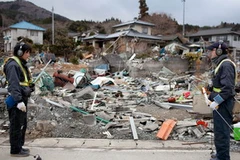 Nhân viên nhà máy nước kiểm tra nguồn nước ngầm sau thảm họa sóng thần ở Ofunato, tỉnh Iwate. (Ảnh: AFP/TTXVN)