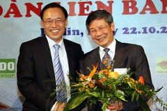 Đại sứ Đỗ Hòa Bình (trái) chúc mừng tân Chủ tịch. (Ảnh: Văn Long-Thanh Hải)