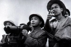 Đại tướng Võ Nguyên Giáp quan sát trận địa Điện Biên Phủ lần cuối trước khi nổ súng. (Ảnh: Tư liệu/TTXVN)