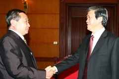 Trưởng Ban Tuyên giáo Trung ương Đinh Thế Huynh tiếp ông Phó Tổng biên tập báo Rodong Shimbun. (Ảnh: Trọng Đức/TTXVN)