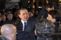 Thủ tướng Italy Silvio Berlusconi bị chấn thương ở mũi, gãy hai răng và bị rách môi khi bị tấn công hồi tháng 12/2009. (Ảnh: Reuters)