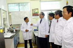 Phó Thủ tướng Nguyễn Thiện Nhân thăm phòng thí nghiệm của Viện Vi sinh vật và Công nghệ sinh học. (Ảnh: Bích Ngọc/TTXVN)