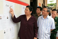 Phó Chủ tịch Quốc hội kiểm tra công tác chuẩn bị bầu cử. (Ảnh: Thống Nhất/TTXVN)