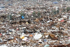 Cảnh đổ nát tại Natori, tỉnh Miyagi sau thảm họa động đất và sóng thần. (Ảnh: AFP/TTXVN)