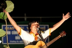 "Giáo sư Cù Trọng Xoay" biểu diễn cho các chiến sĩ ở Trường Sa. (Ảnh: giadinh.net.vn)