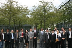 Đại sứ Đỗ Hòa Bình chụp ảnh lưu niệm với lãnh đạo trường BTU Cottbus. (Ảnh: Thanh Hải/Vietnam+)