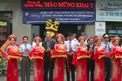 Lễ cắt băng khai trương đường bay. (Ảnh: Nguyễn Văn Nhật/Vietnam+)