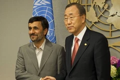 Tổng thư ký Liên hợp quốc Ban Ki-moon (phải) và Tổng thống Iran Mahmoud Ahmadinejad tại hội nghị. (Ảnh: AFP/TTXVN) 