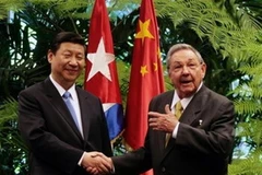 Chủ tịch Cuba Raul Castro và Phó Chủ tịch Trung Quốc Tập Cận Bình tại Havana. (Nguồn: AP)