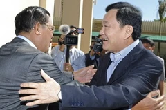 Thủ tướng Hun Sen và ông Thaksin tại Phnom Penh ngày 14/12. (Ảnh: Reuters)