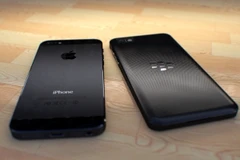 Tới thị trường Mỹ, BlackBerry Z10 hứa hẹn sẽ phải cạnh tranh “nảy lửa” với đối thủ sừng sỏ iPhone của Apple. (Nguồn: cyberimg.com)