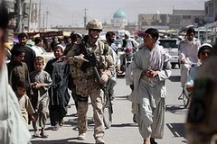 Binh sĩ đi bộ với dân địa phương trong một cuộc tuần tra ở thành phố Kandahar. (Nguồn: AFP)