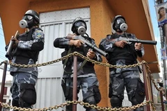 Cảnh sát chống bạo động Honduras ngăn chặn những người biểu tình ở Tegucigalpa ngày 23/9. (Ảnh: AFP/TTXVN)