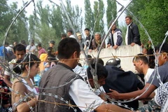 Người thiểu số Uzbekistan vượt qua biên giới Kyrgyzstan để trở về quê hương ngày 13/6. (Ảnh: AFP/ TTXVN)