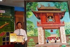 Ông Nguyễn Tường Linh, Giám đốc Công ty Cổ phần Công Nghệ GAMMA và “Bức tranh làm bằng hạt nhựa lớn nhất Việt Nam.” (Nguồn: Internet)