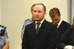 Anders Behring Breivik nghe tòa tuyên án tại Oslo ngày 24/8. (Nguồn: AFP/TTXVN)