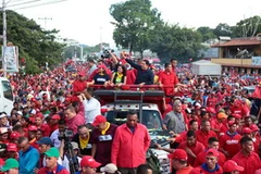 Đương kim Tổng thống Venezuela Hugo Chavez (giữa) trong cuộc vận động tranh cử ngày 9/9. (Nguồn: THX/TTXVN)