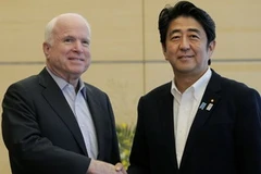 Thủ tướng Nhật Bản Shinzo Abe (phải) và Thượng Nghị sĩ Mỹ John McCaintại tại buổi hội đàm.(Nguồn: AFP/TTXVN)