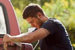 Người hâm mộ sẽ có cơ hội chứng kiến một Efron chững chạc, đầy "sương gió" trong "The Lucky One"