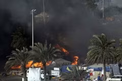 Khói đen bao trùm tại Quảng trường Pearl, Bahrain trong vụ bạo động ngày 16/3. (Ảnh: AFP/TTXVN)