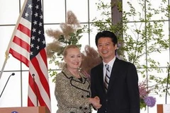 Ngoại trưởng Nhật Bản Koichiro Gemba và Ngoại trưởng Mỹ Hillary Clinton tại cuộc gặp. (Nguồn: Internet)