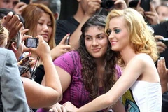 Người đẹp đã làm người hâm mộ ngây ngất khi cô không ngớt nở nụ cười quá sức ngọt ngào với khán giả. (Nguồn: Internet)