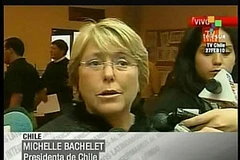 Tổng thống Chile Michelle Bachelet phát biểu trước giới báo chí sau khi xảy ra thảm họa động đất. (Nguồn: AFP/TTXVN). 