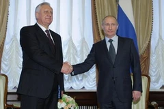 Thủ tướng Nga Vladimir Putin và tân Thủ tướng Belarus Mikhail Myasnikovich tại cuộc hội đàm. (Nguồn: Reuters)