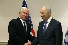 Tổng thống Israel Shimon Peres và Bộ trưởng Quốc phòng Mỹ Robert Gates (trái). (Ảnh: AFP/TTXVN)