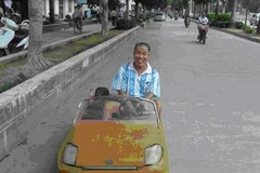 Ông Lu tự hào với chiếc Ferrari độc đáo của mình. (Nguồn: Internet)