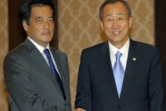 Tổng thư ký Liên hợp quốc Ban Ki-Moon (phải) và Ngoại trưởng Nhật Bản Katsuya Okada (trái) tại Tokyo ngày 3/8. (Ảnh: AFP/TTXVN)