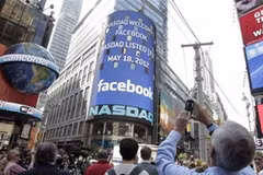 Nhà đầu tư hò reo trước khi phiên giao dịch cổ phiếu Facebook bắt đầu. (Nguồn: AP)