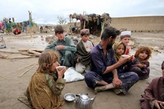 Nhiều người dân Pakistan bị mất nhà cửa sau những trận mưa lớn và ngập lụt. (Nguồn: THX/TTXVN)