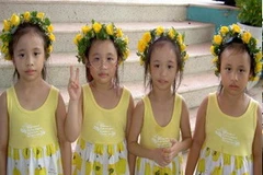 Một “cặp song sinh” có... 4 bé gái trong Ngày hội song sinh 2009. (Nguồn: Internet)