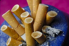 Việccấp miễn phí các gạt tàn thuốc lá nhằm hạn chế những người hút thuốc xả rác ra môi trường. (Nguồn: Internet)