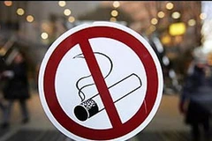 Bất cứ ai bị bắt gặp hút thuốc tại những nơi quy định có thể bị phạt tới 50 USD. (Nguồn: Internet)