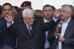 Tổng thống Palestine Abbas vẫy tay chào người ủng hộ sau khi trở về từ Liên Hợp Quốc.