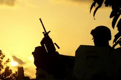 Binh sỹ thuộc Lực lượng lâm thời Liên hợp quốc gác gần thành phố cảng Tyre thuộc Lebanon ngày 22/8. (Nguồn: AFP/TTXVN)