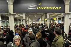 Hành khách đứng chờ khi đường hầm bị kẹt. (Ảnh: AP)